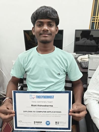 Cyber Gyaan student with certificate