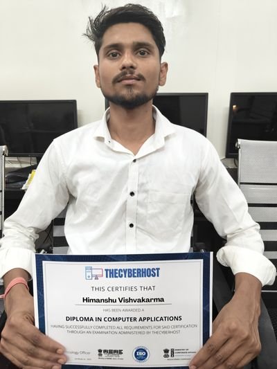 Cyber Gyaan student with certificate