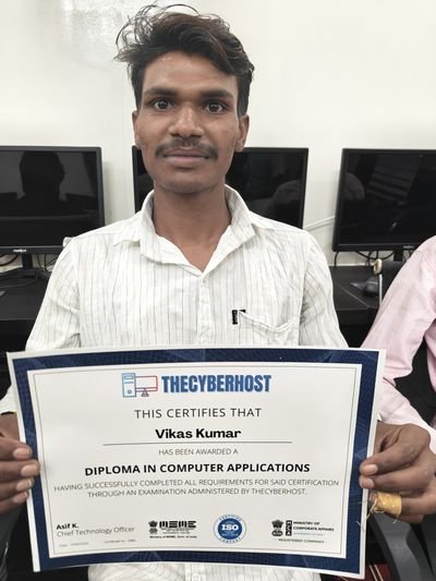 Cyber Gyaan student with certificate