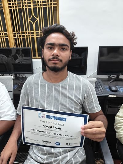 Cyber Gyaan student with certificate